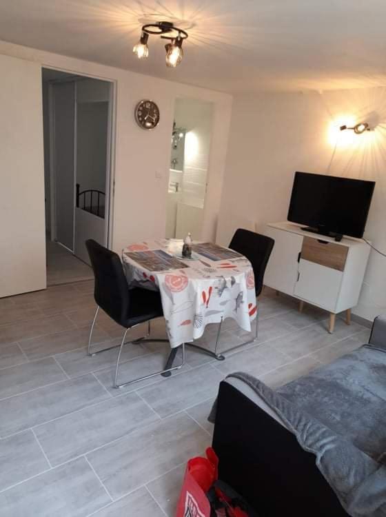 F2 Rdc Promo Cour Courseulles Sur Mer Exterior foto